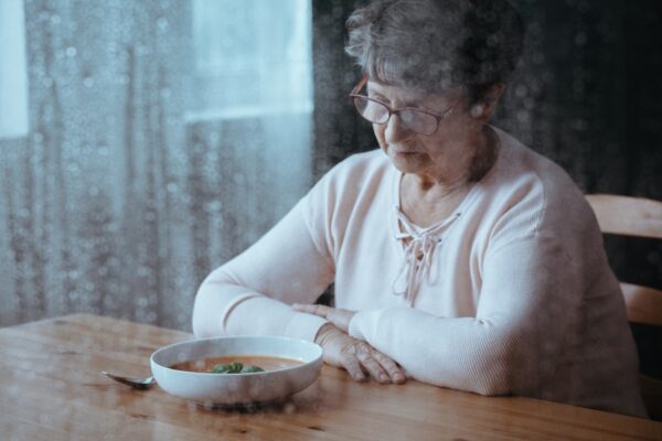 How Can Family Caregivers Tell if Seniors Need Help with Meals?